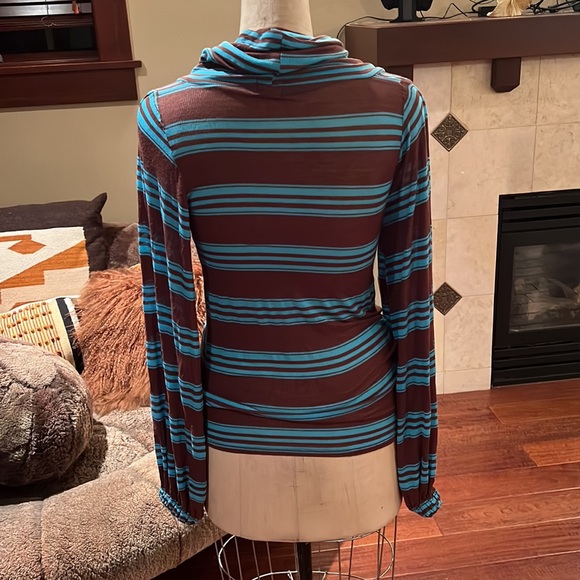 Luxury Jones cowl neck poet sleeve top - Picture 8 of 11